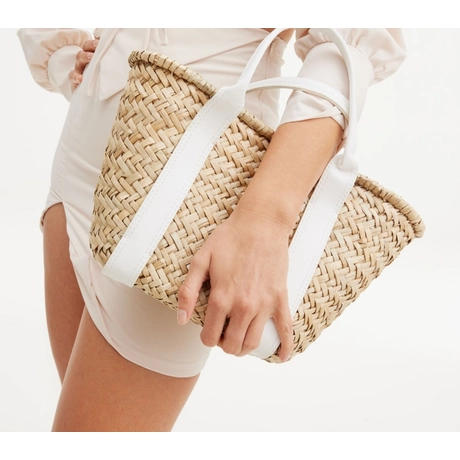 Tuniz praktikus kicsi szalma táska béléssel fehér füllel merev tartással